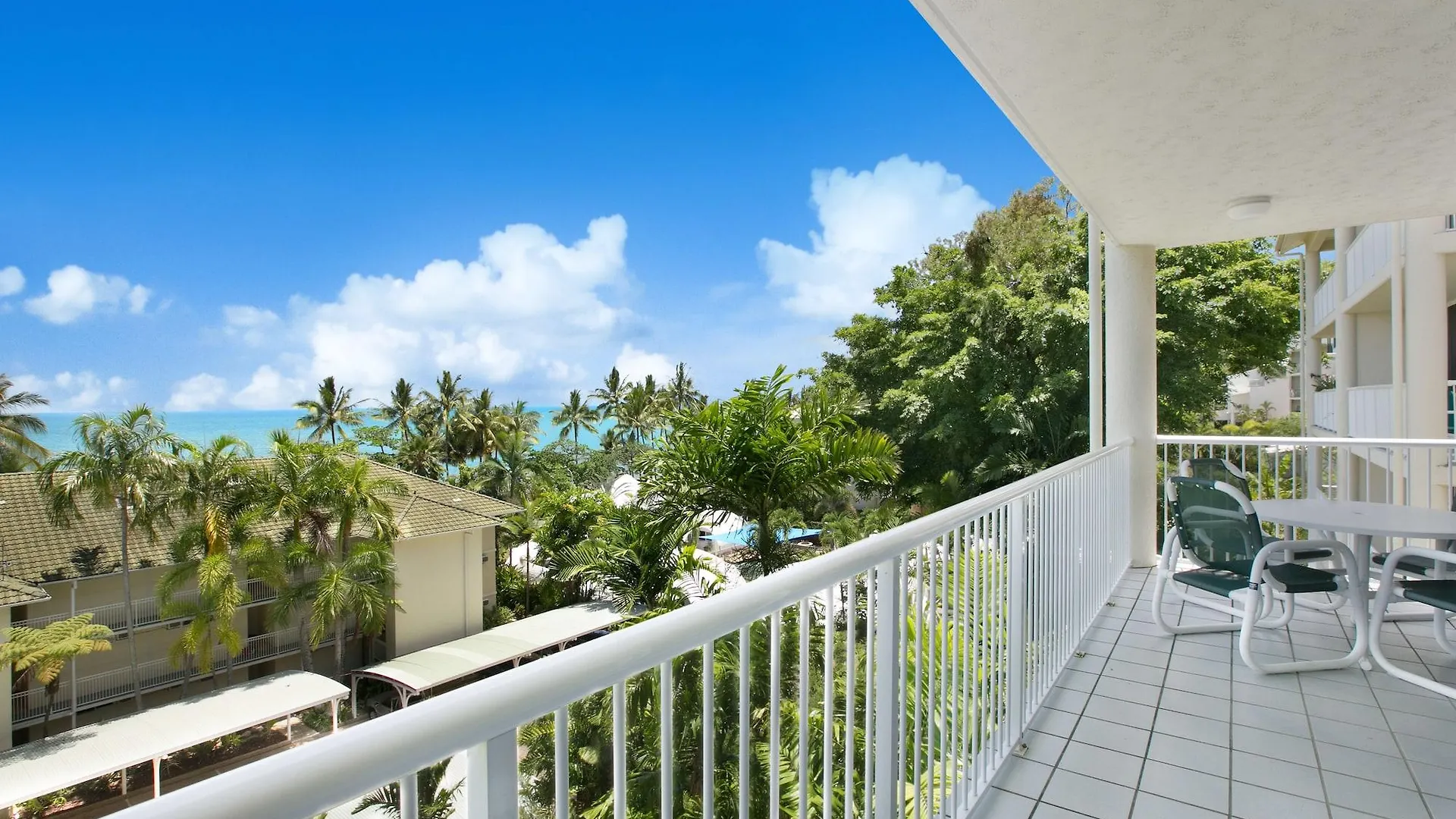 On The Beach Apartments Trinity Beach Aparthotel