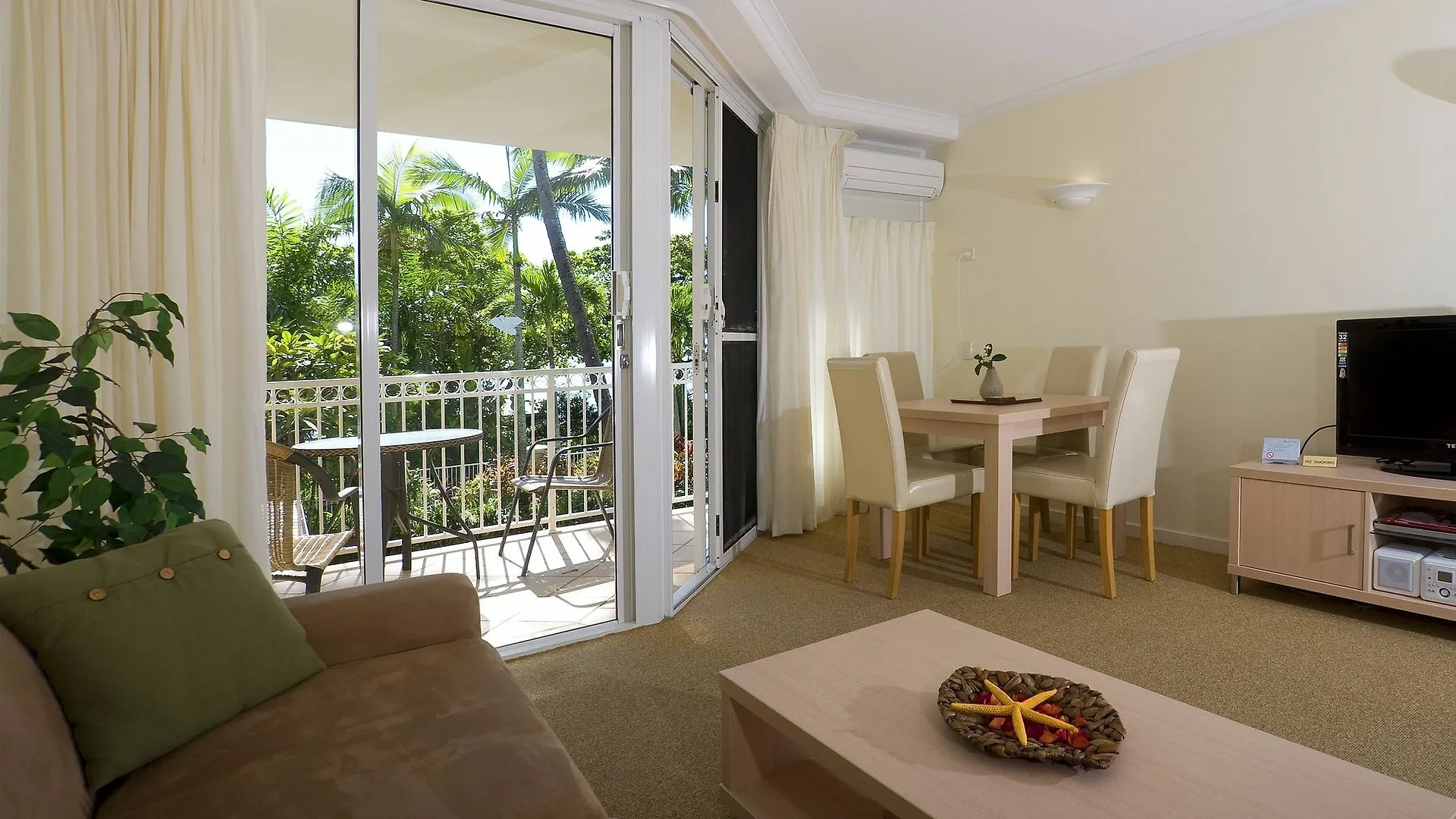On The Beach Apartments Trinity Beach Aparthotel