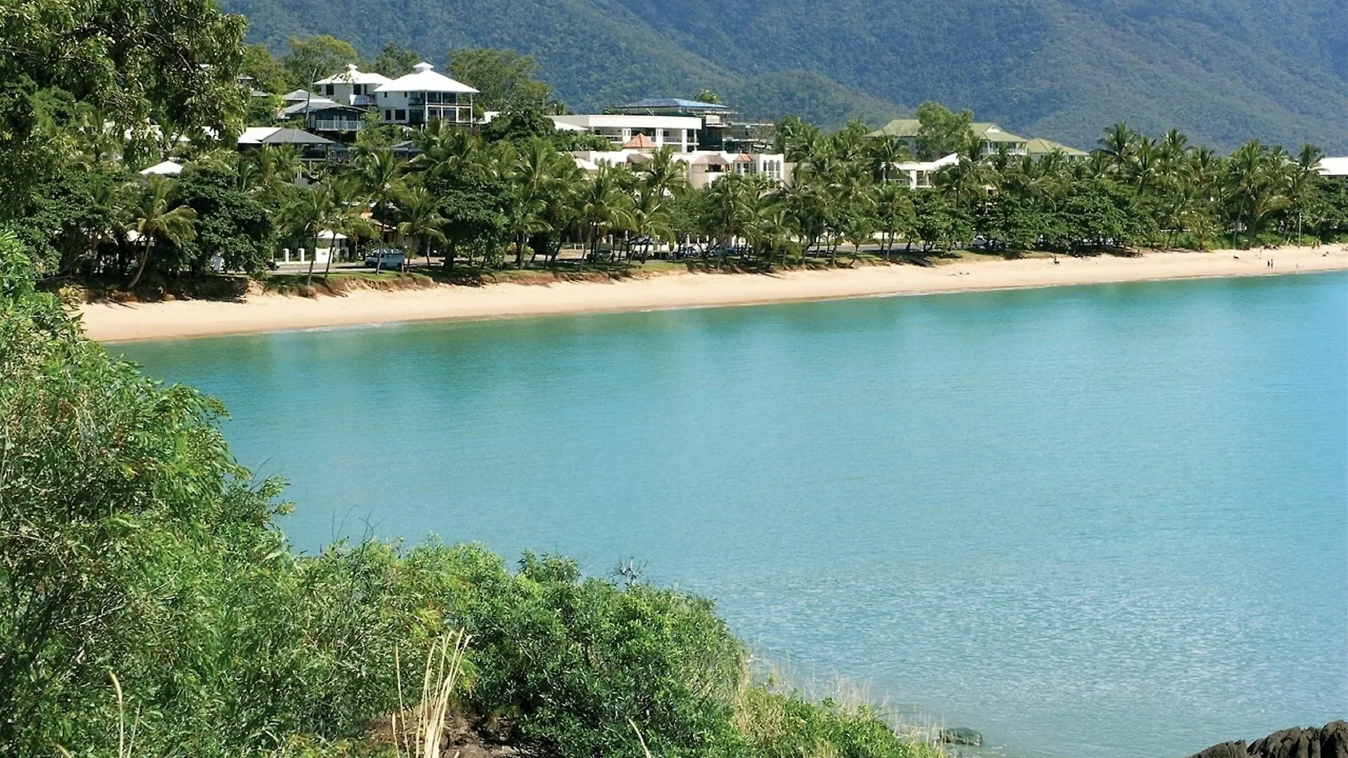 On The Beach Apartments Trinity Beach Aparthotel