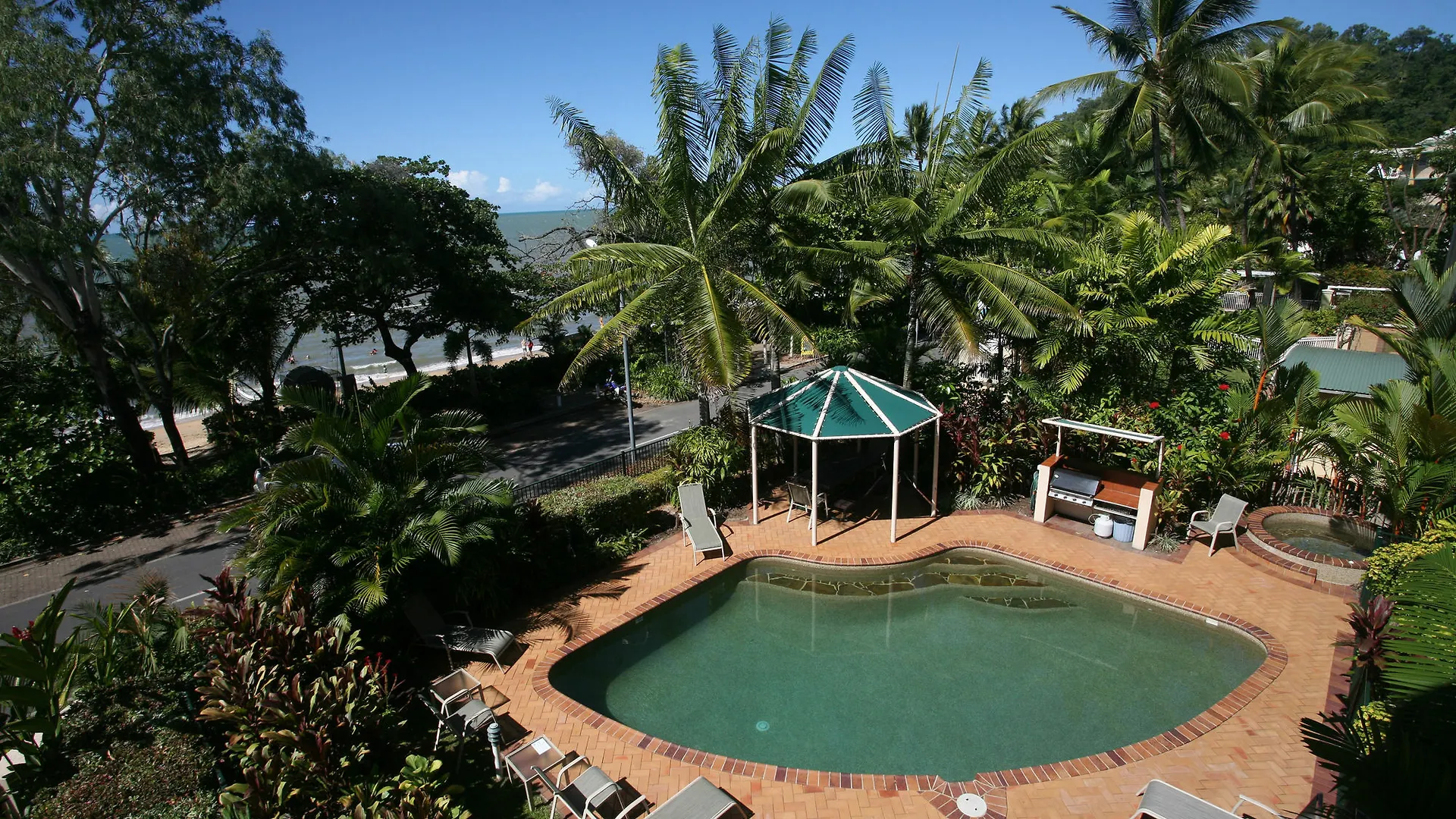 On The Beach Apartments Trinity Beach Aparthotel